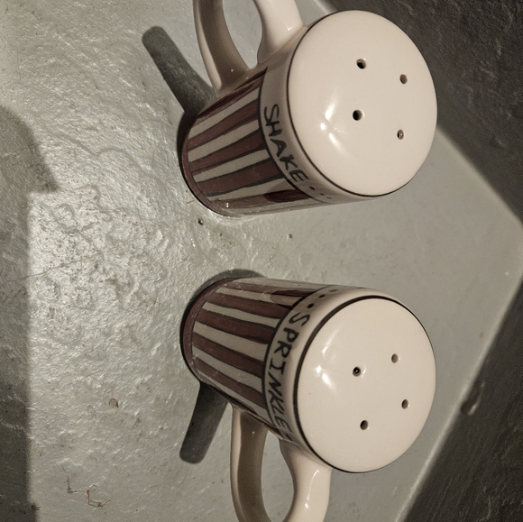 Ceramic Sprinkle and Shake Salt and Pepper Shakers Red and White - Picture 4 of 5